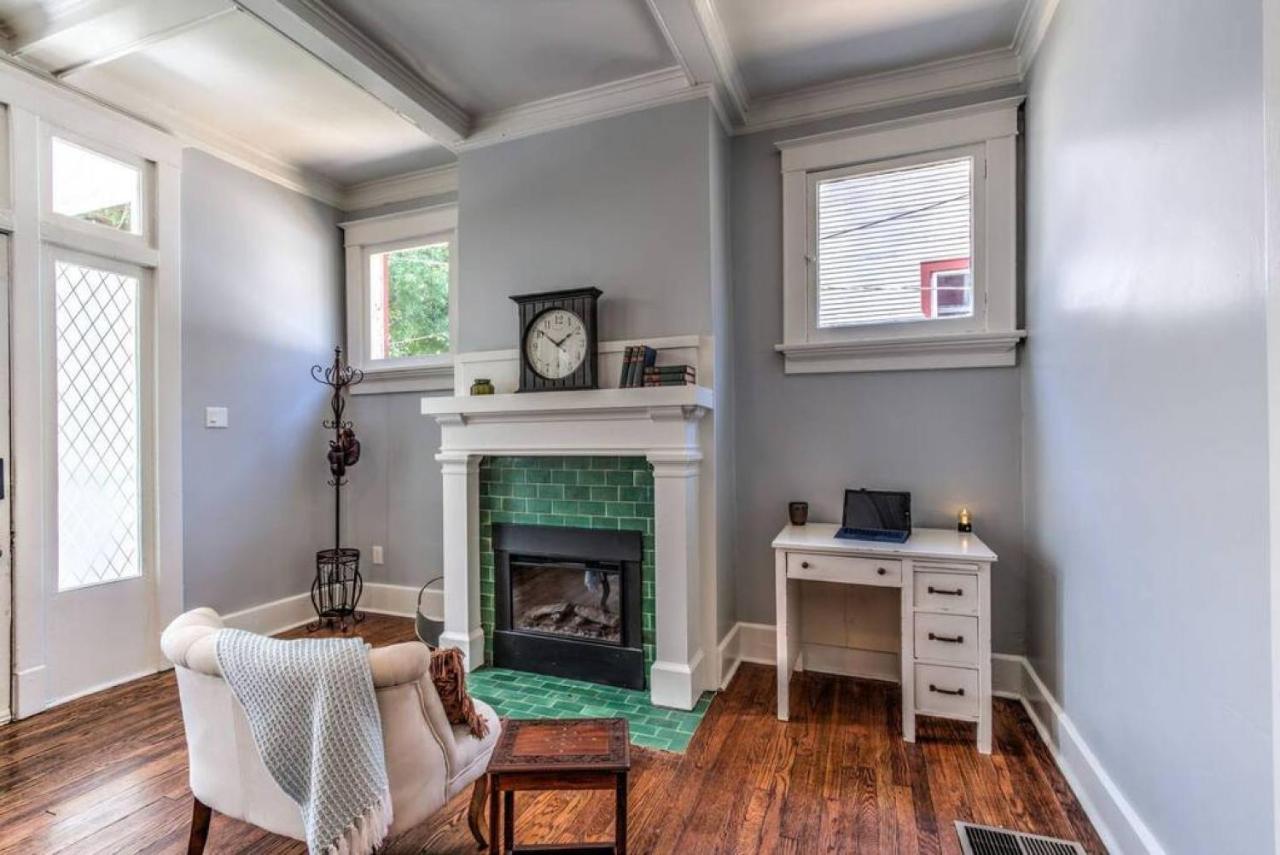 Elegant Colonial With Lovely Details And Character Memphis Exterior foto