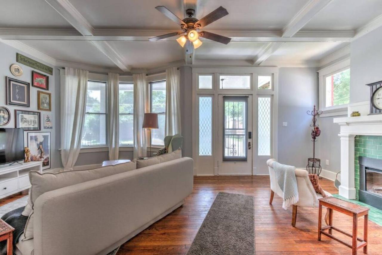 Elegant Colonial With Lovely Details And Character Memphis Exterior foto
